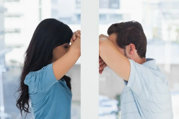 Casal em momento de reflexão